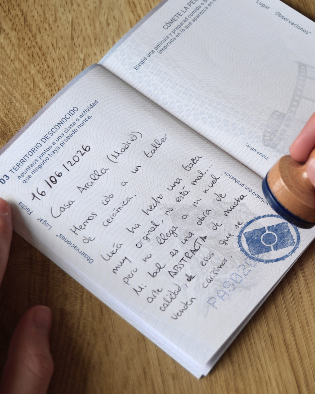 Una mano estampa el sello circular azul de PASSPO junto al recuerdo escrito de una experiencia.